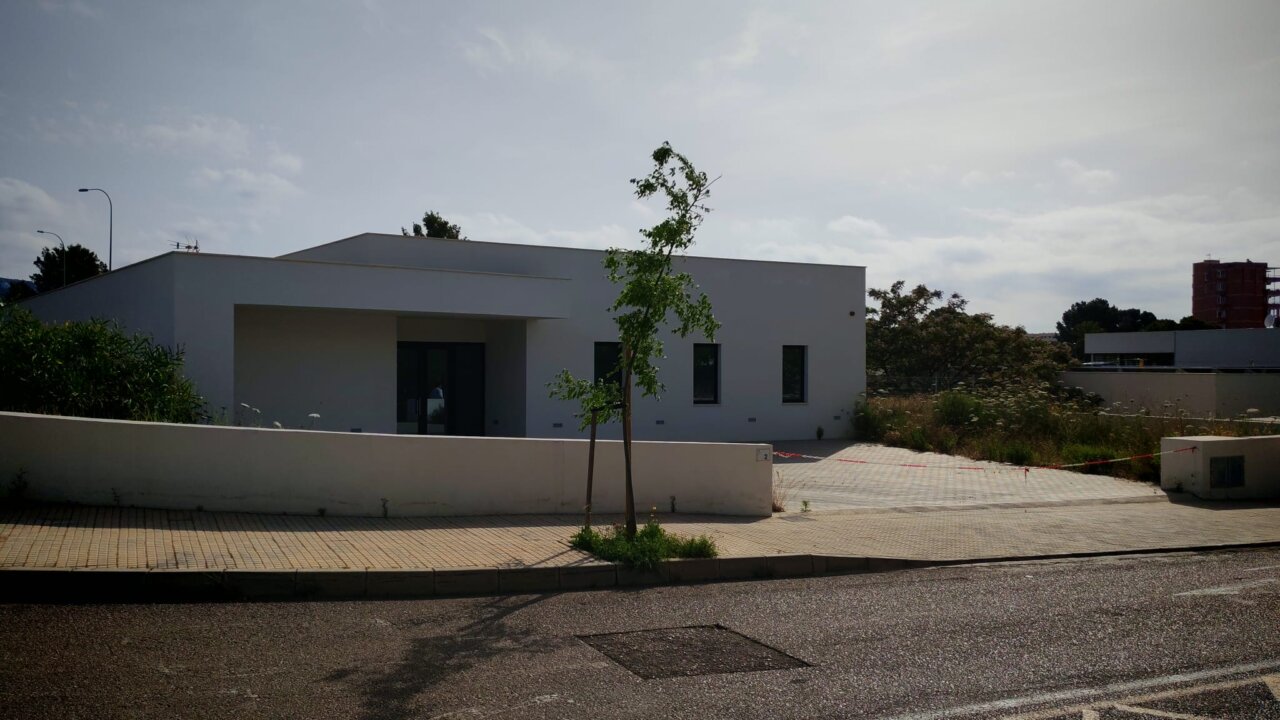 Edificio del centro de día en Palmanova, Calvià, con diseño accesible.