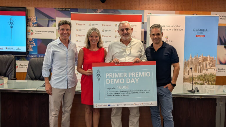 Entrega del primer premio en el Demo Day de Impulsa Startup en Mallorca