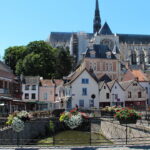 Vista de la ciudad de Amiens con edificios y catedral al fondo