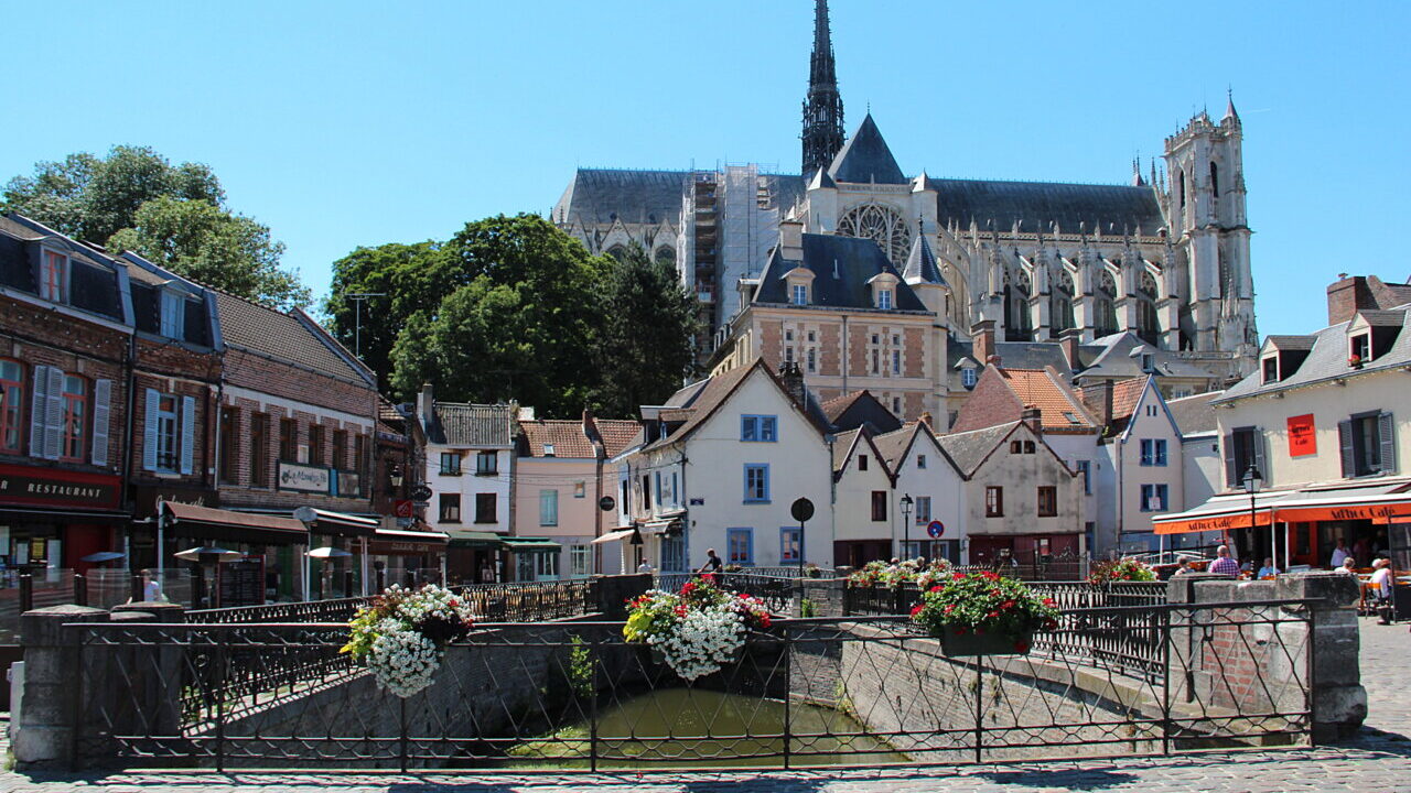 Vista de la ciudad de Amiens con edificios y catedral al fondo