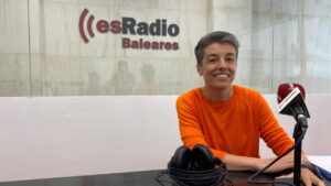 Clara Valverde en estudio de esRadio Baleares durante entrevista sobre promoci&oacute;n