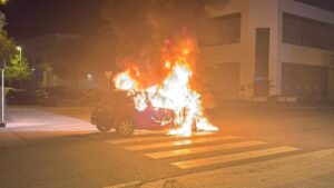 Coche en llamas en el pol&iacute;gono de Son Oms durante la noche