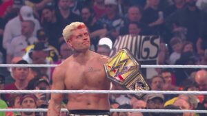 Cody Rhodes sosteniendo el campeonato tras su victoria en Wrestlemania 42