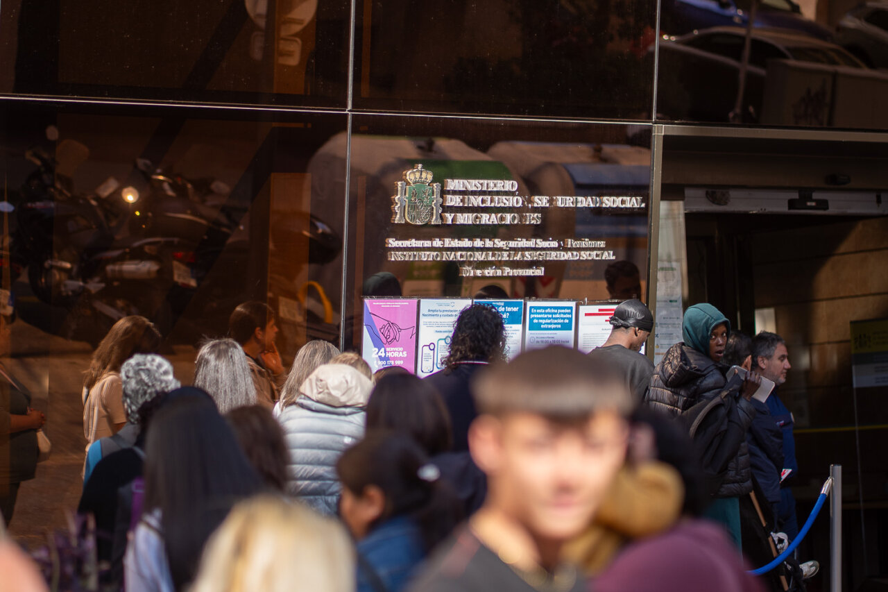 Personas haciendo cola frente al Ministerio de Inclusi&oacute;n y Seguridad Social