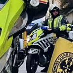 Motocicletas de la Guardia Civil con bandera amarilla en carretera