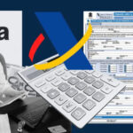 Mujer revisando documentos y calculadora para declaraci&oacute;n de renta