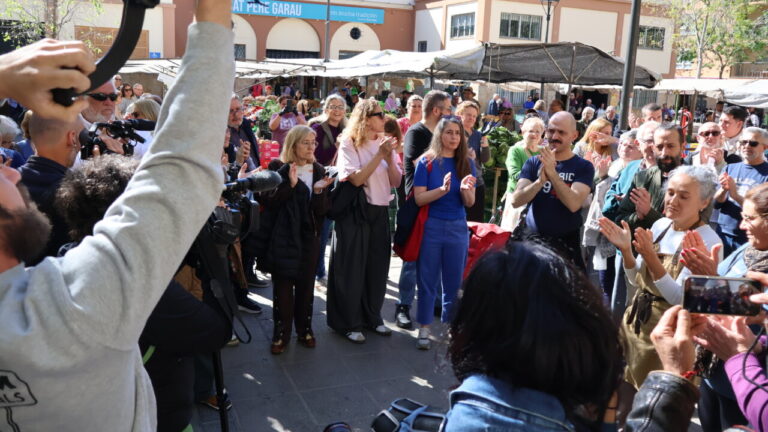 Concentraci&oacute;n en el Mercat de Pere Garau por la agresi&oacute;n hom&oacute;foba a un vendedor