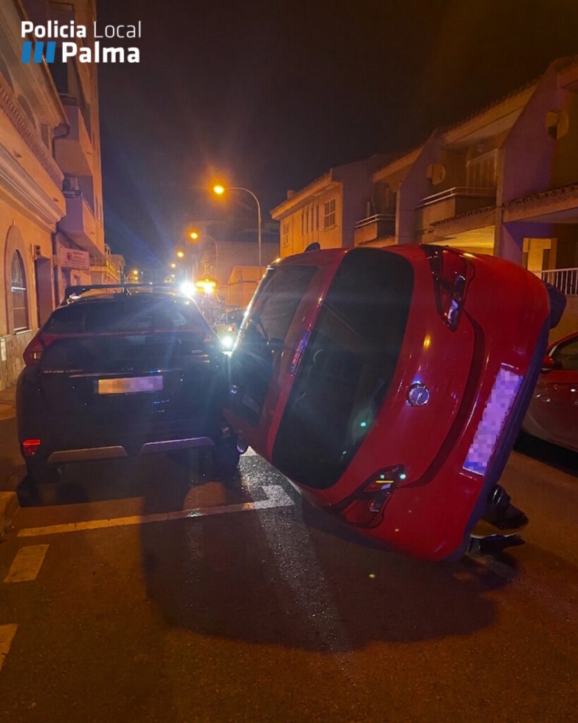Coche volcado tras accidente en Palma por conductor ebrio