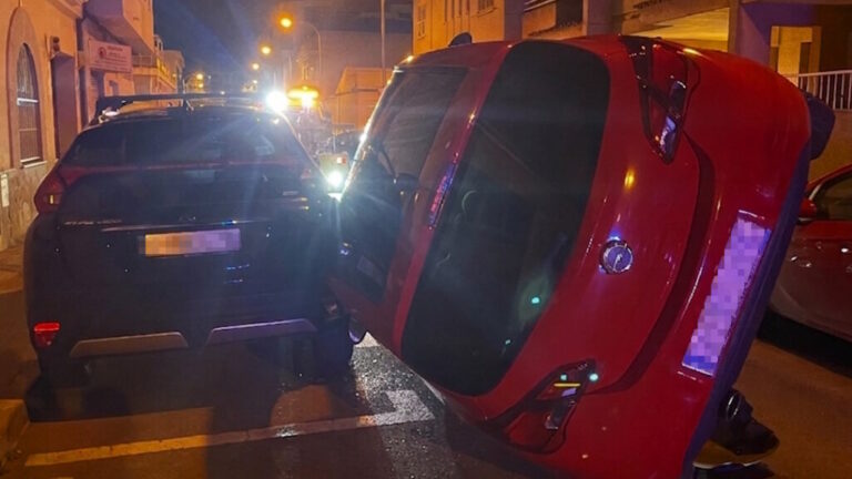 Coche volcado tras accidente en Palma por conductor ebrio