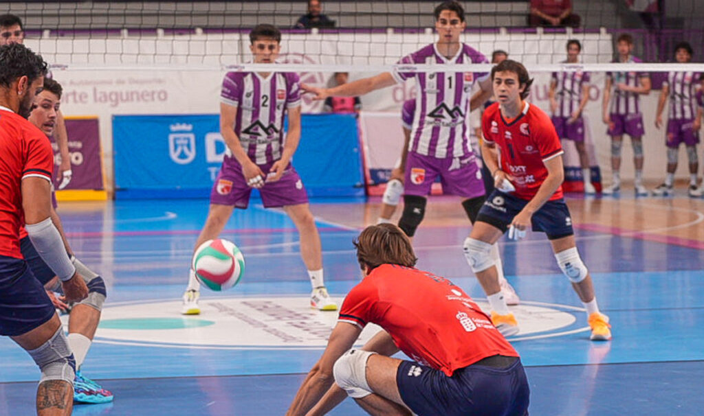Jugadores de voleibol en un partido entre Manacor y Cisneros
