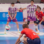 Jugadores de voleibol en un partido entre Manacor y Cisneros
