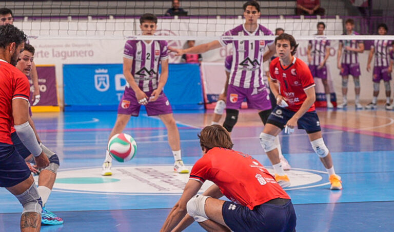 Jugadores de voleibol en un partido entre Manacor y Cisneros