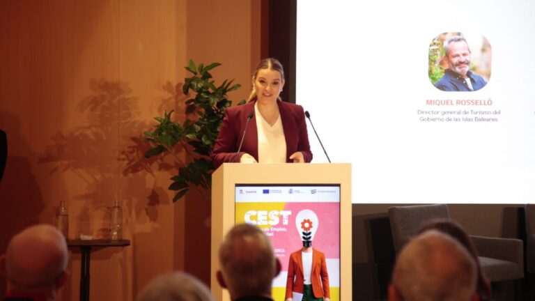 La presidenta Marga Prohens durante el congreso sobre turismo inclusivo en Palma.