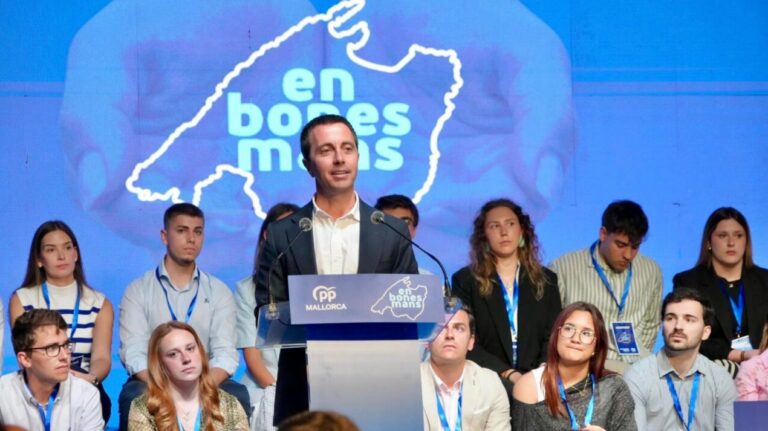 Un orador en un congreso del Partido Popular en Mallorca con audiencia atenta.