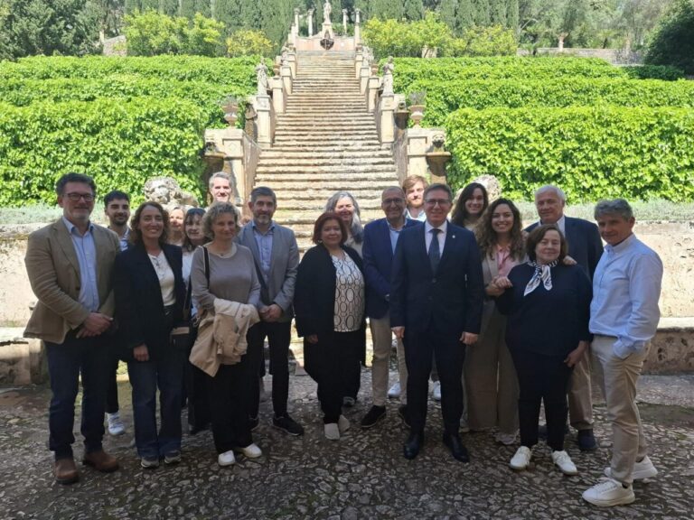 Grupo de personas en un evento de turismo sostenible en Raixa
