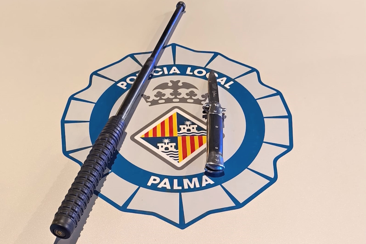 Bast&oacute;n policial y navaja sobre el logo de la Polic&iacute;a Local de Palma