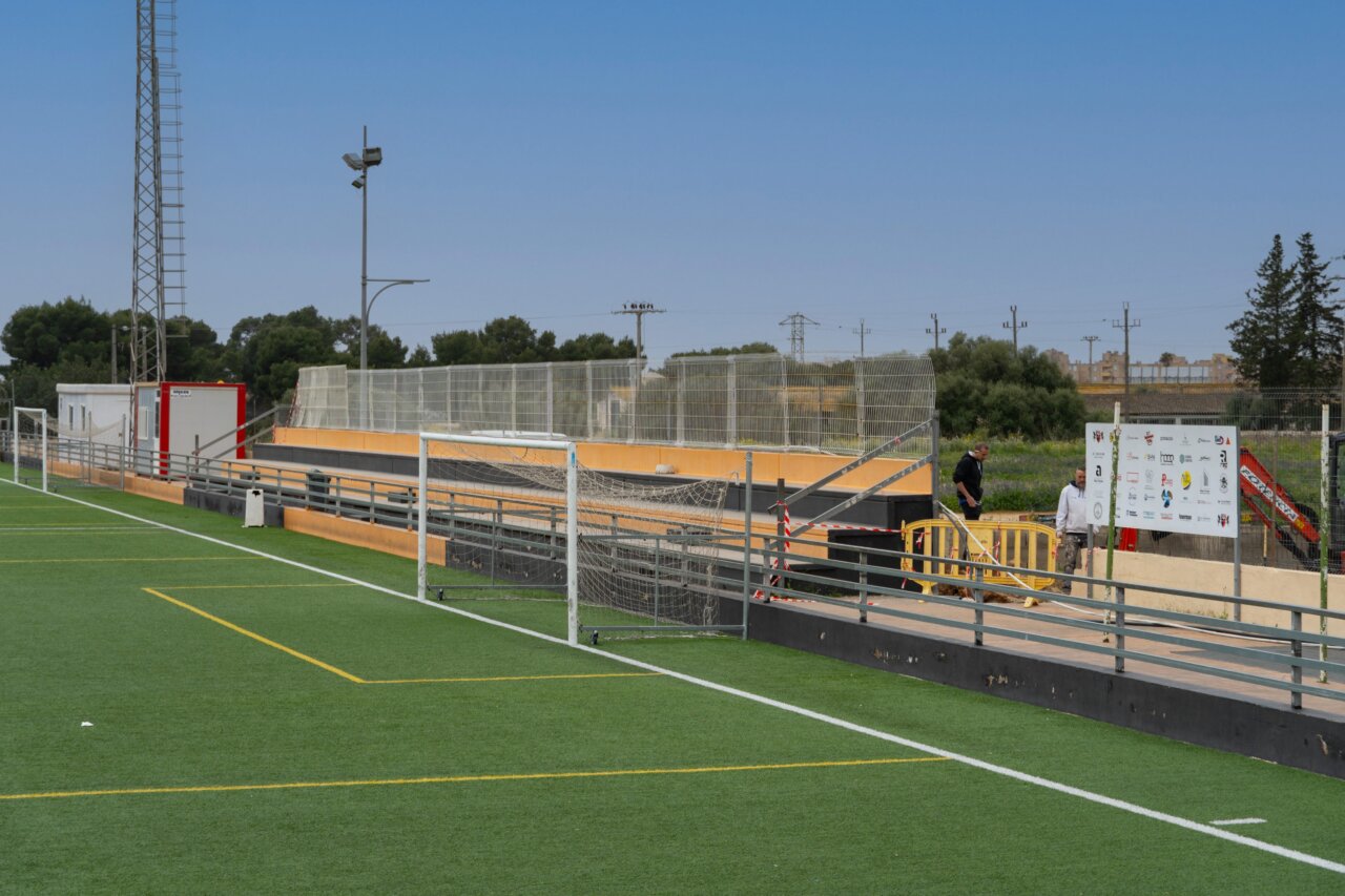 Instalación de cubiertas en las gradas de los campos de fútbol