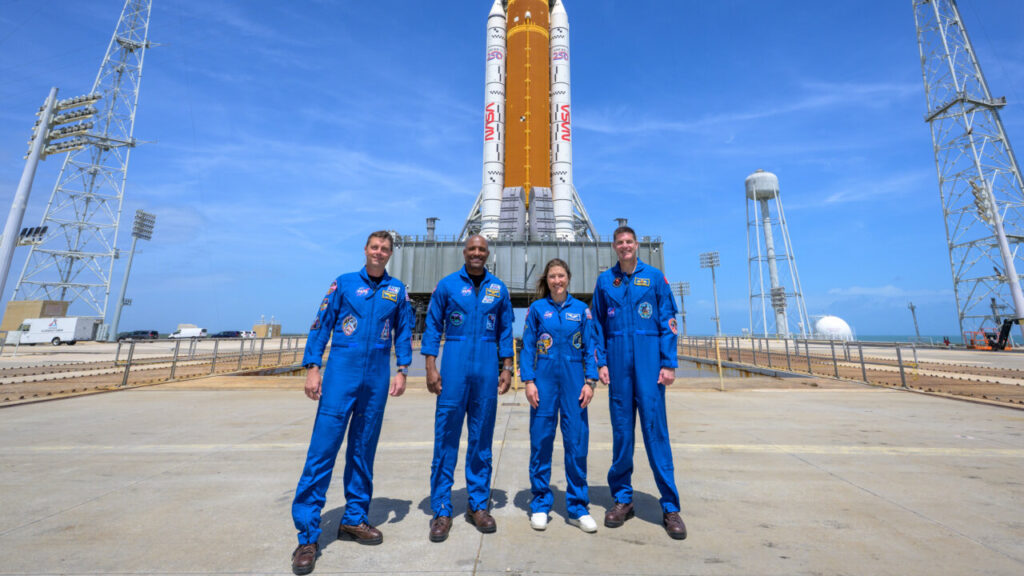 Cuatro astronautas de la NASA junto al cohete Artemis II en Florida