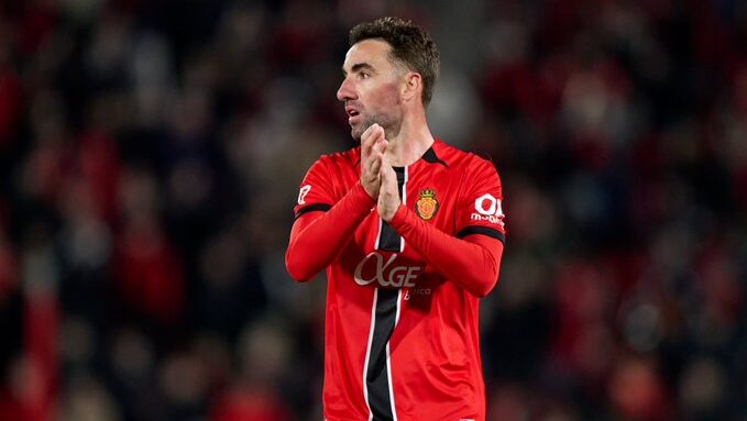 Sergi Darder aplaudiendo en un partido con el RCD Mallorca