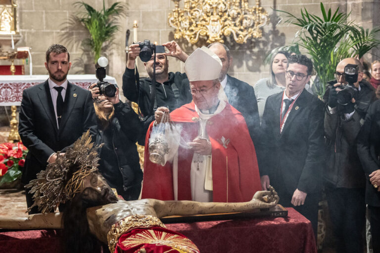 El obispo realiza un ritual sobre la imagen del Cristo de la Sang en Palma.