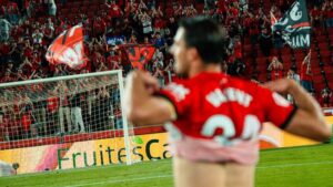 Jugador del Mallorca celebrando con aficionados en el estadio
