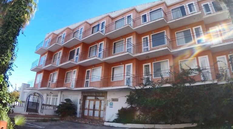 Antiguo Hotel Teix en Calvi&agrave; antes de su demolici&oacute;n, con fachada visible.