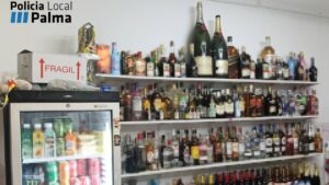 Estante con diversas botellas de alcohol en un establecimiento