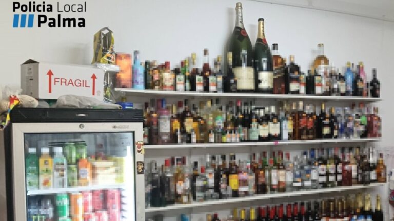 Estante con diversas botellas de alcohol en un establecimiento