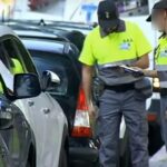 Agentes de la SMAP revisando veh&iacute;culos en la calle