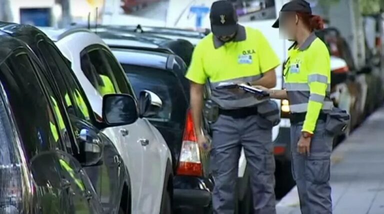 Agentes de la SMAP revisando veh&iacute;culos en la calle