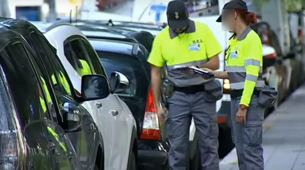 Agentes de la SMAP revisando veh&iacute;culos en la calle