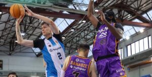 Jugador lanzando el bal&oacute;n durante un partido de baloncesto