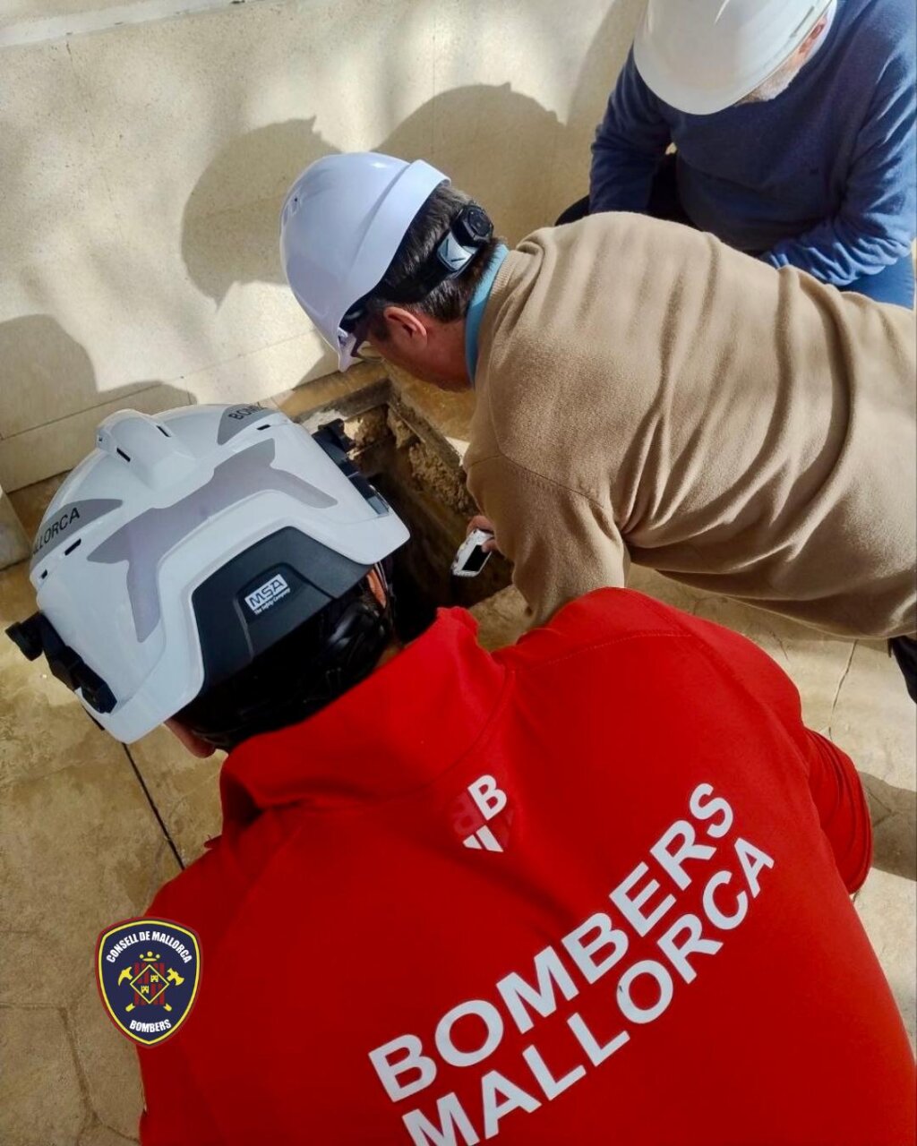 Bomberos inspeccionando el lugar del derrumbe en un hotel de Santa Pon&ccedil;a