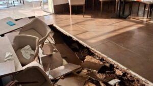 Derrumbe en el comedor de un hotel en Santa Pon&ccedil;a con escombros visibles.