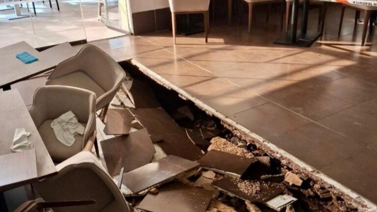 Derrumbe en el comedor de un hotel en Santa Pon&ccedil;a con escombros visibles.