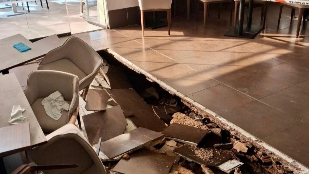 Derrumbe en el comedor de un hotel en Santa Pon&ccedil;a con escombros visibles.