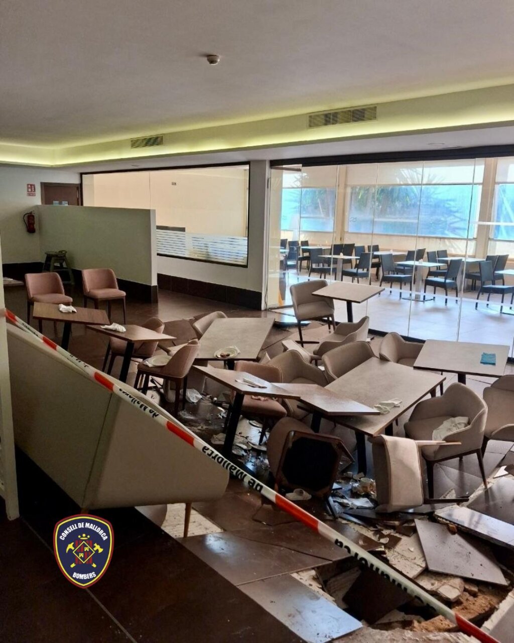 Derrumbe en el comedor de un hotel en Santa Pon&ccedil;a con mesas y sillas ca&iacute;das