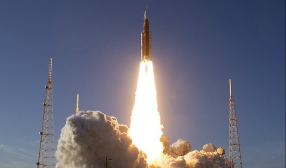 Despegue del cohete Artemis II desde el Centro Espacial Kennedy