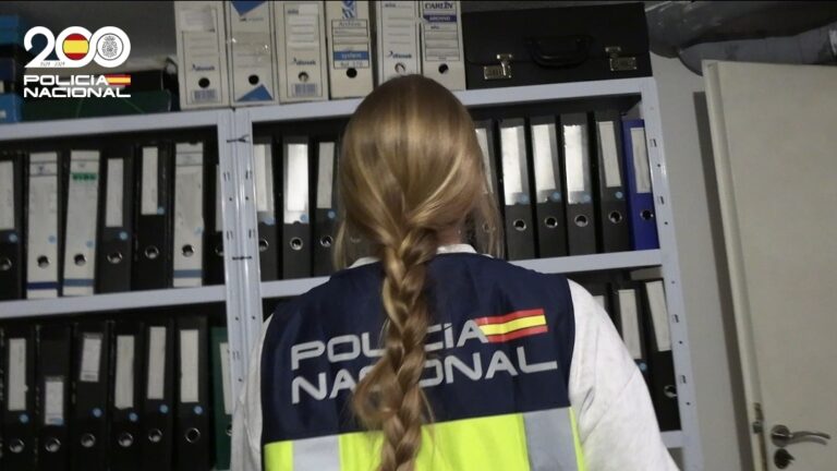 Agente de la Polic&iacute;a Nacional en una operaci&oacute;n de blanqueo de capitales