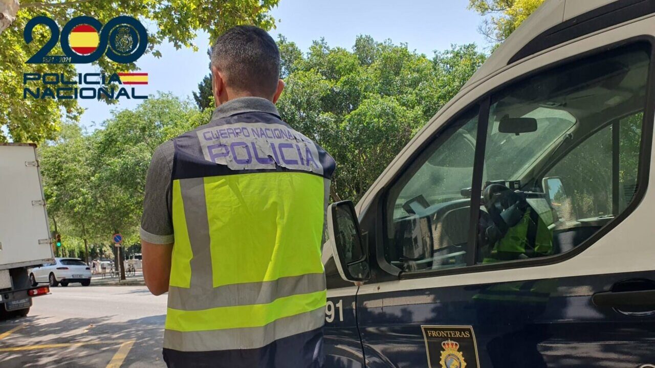 Agente de la Polic&iacute;a Nacional en acci&oacute;n durante una detenci&oacute;n en Palma