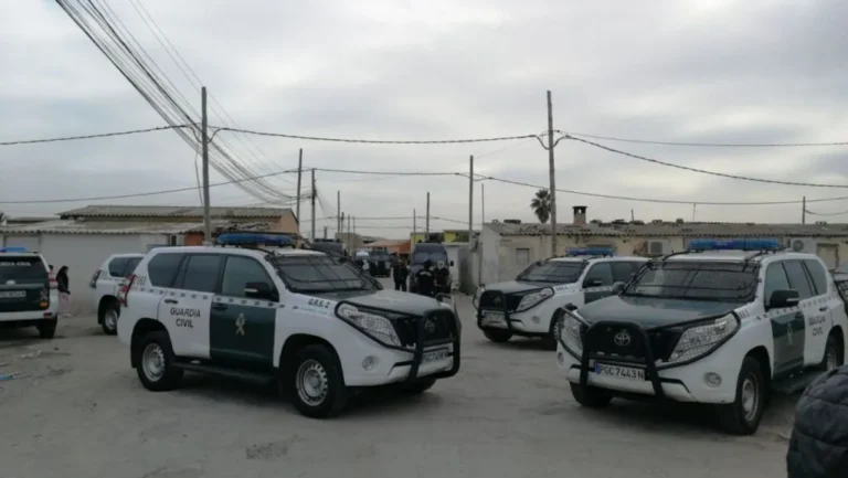 Veh&iacute;culos de la Guardia Civil en una operaci&oacute;n policial en Son Banya