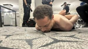 Hombre esposado en el suelo tras intento de atentado a Trump