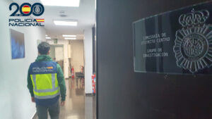 Pillado grabando con el m&oacute;vil a una mujer por debajo de la puerta del ba&ntilde;o