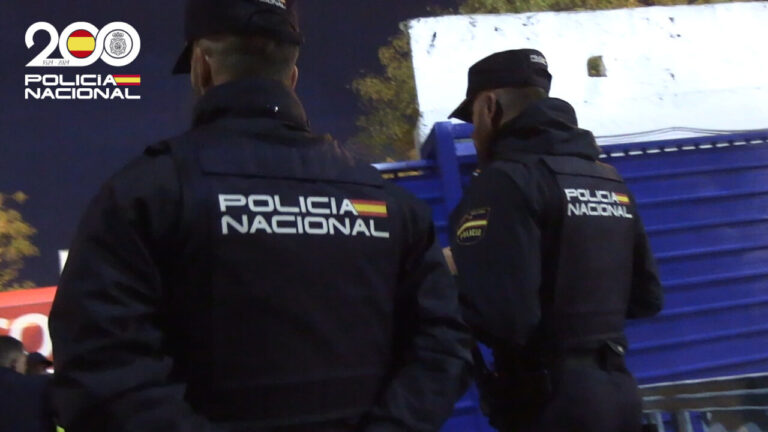 Agentes de la Polic&iacute;a Nacional en una operaci&oacute;n de detenci&oacute;n en Palma.