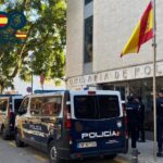 Polic&iacute;a Nacional en la comisar&iacute;a de Porto Cristo con veh&iacute;culos patrulleros