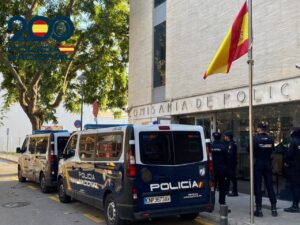Polic&iacute;a Nacional en la comisar&iacute;a de Porto Cristo con veh&iacute;culos patrulleros