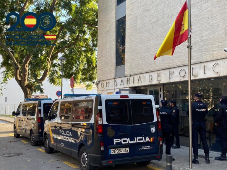 Polic&iacute;a Nacional en la comisar&iacute;a de Porto Cristo con veh&iacute;culos patrulleros