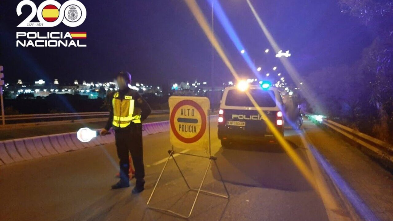 Agentes de polic&iacute;a detienen a un joven conductor ebrio en Palma