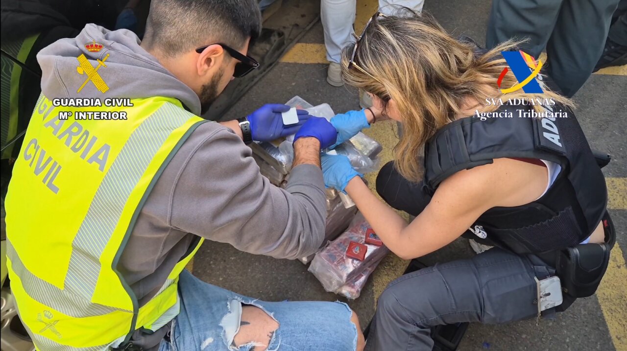 Agentes de la Guardia Civil revisando paquetes de droga en un coche