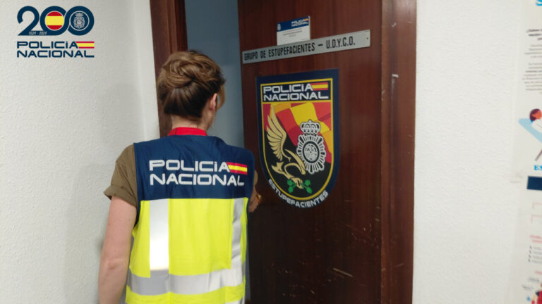 Agente de la Polic&iacute;a Nacional frente a la puerta del Grupo de Estupefacientes.